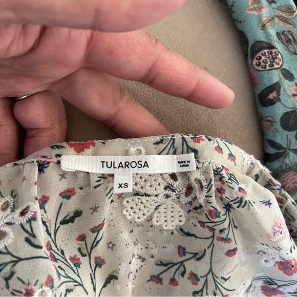 Revolve brand Tularosa Eliza Floral eyelet button blouse size XS preowned - Picture 5 of 6
